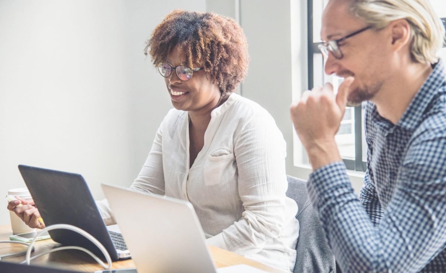Session de travail collaboratif en analyse financière